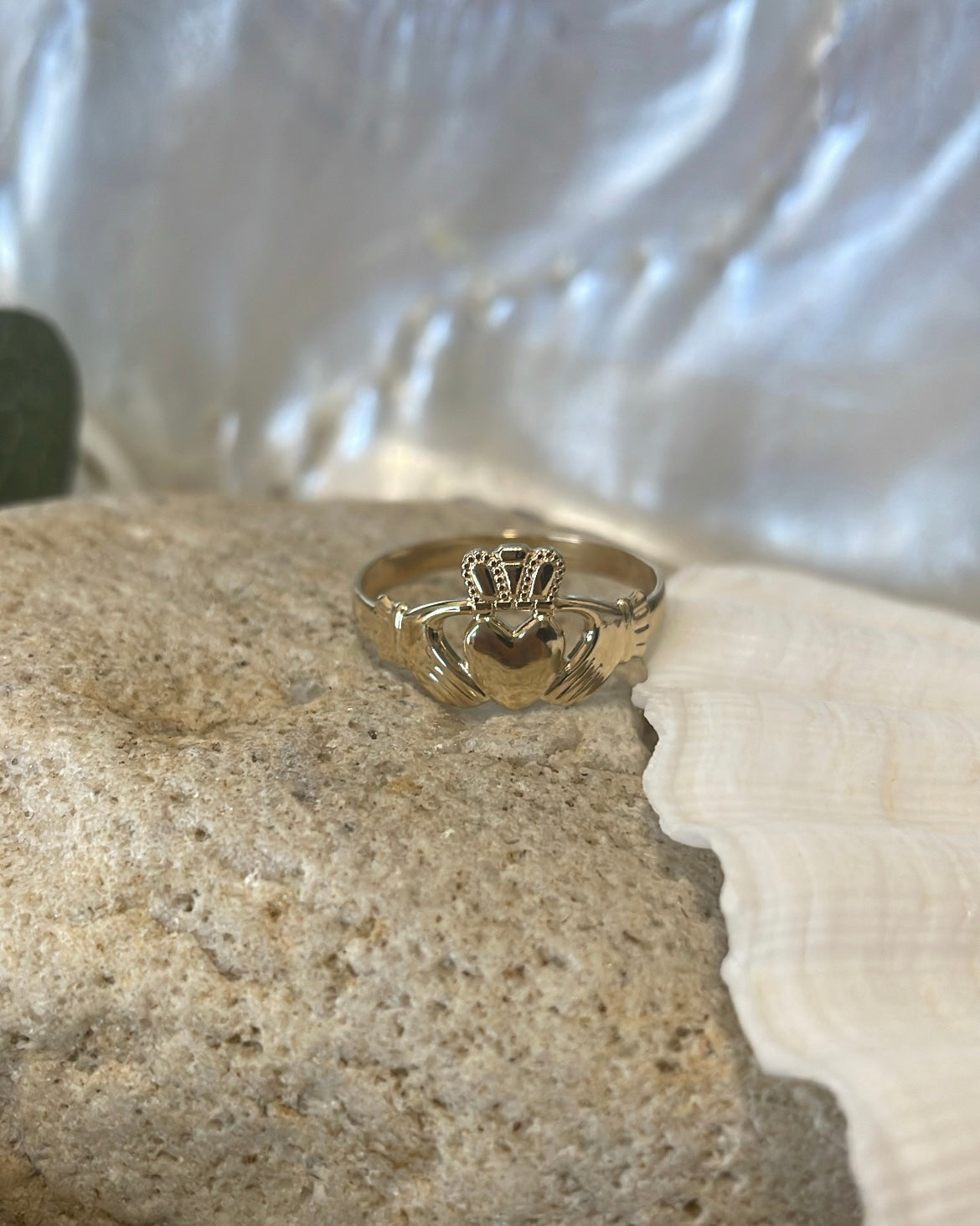 9ct Yellow Gold Lightweight Medium Claddagh Ring