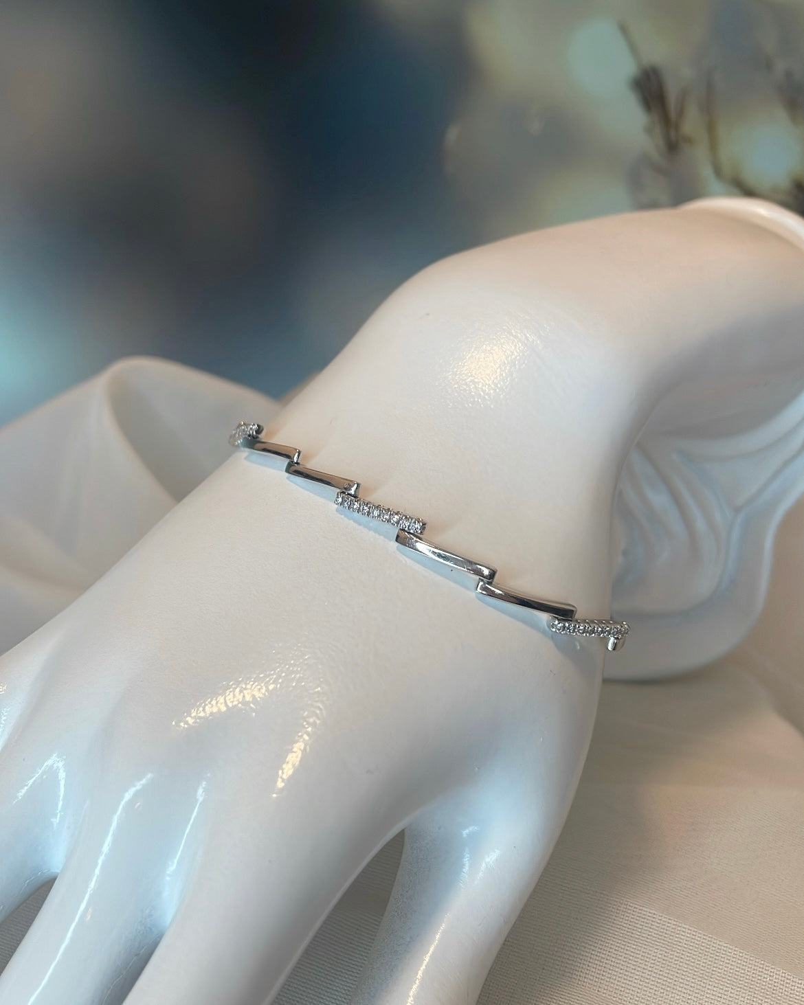18ct White Gold & Diamond Modern Bar Bracelet