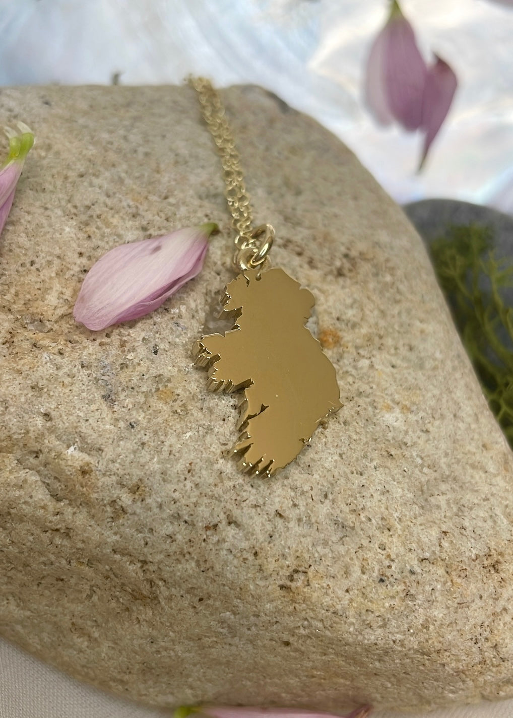 Medium Map of Ireland 9ct Gold Pendant