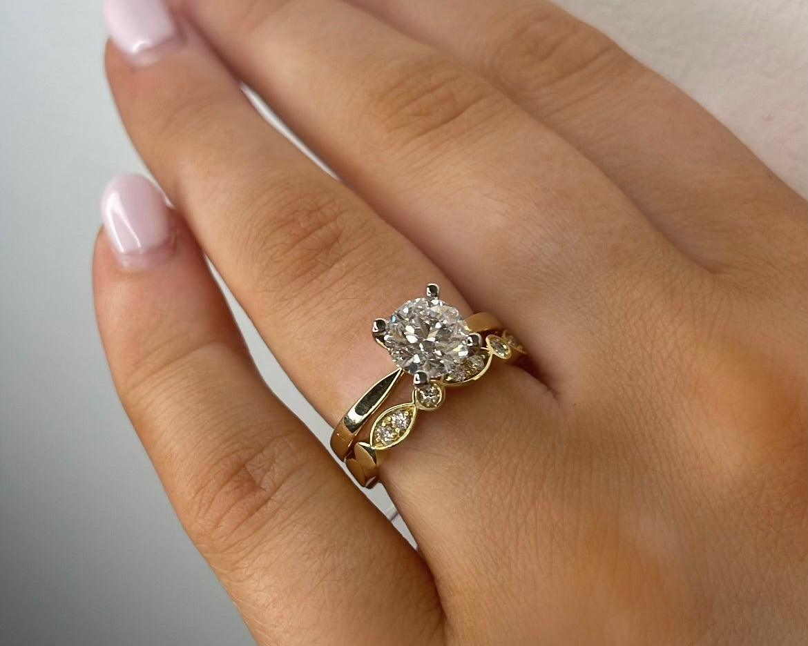 18ct Yellow Gold Scalloped Diamond Band