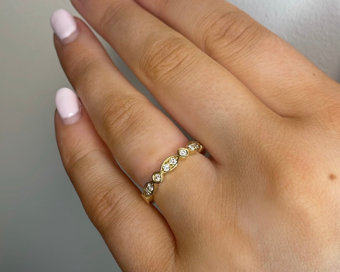 18ct Yellow Gold Scalloped Diamond Band