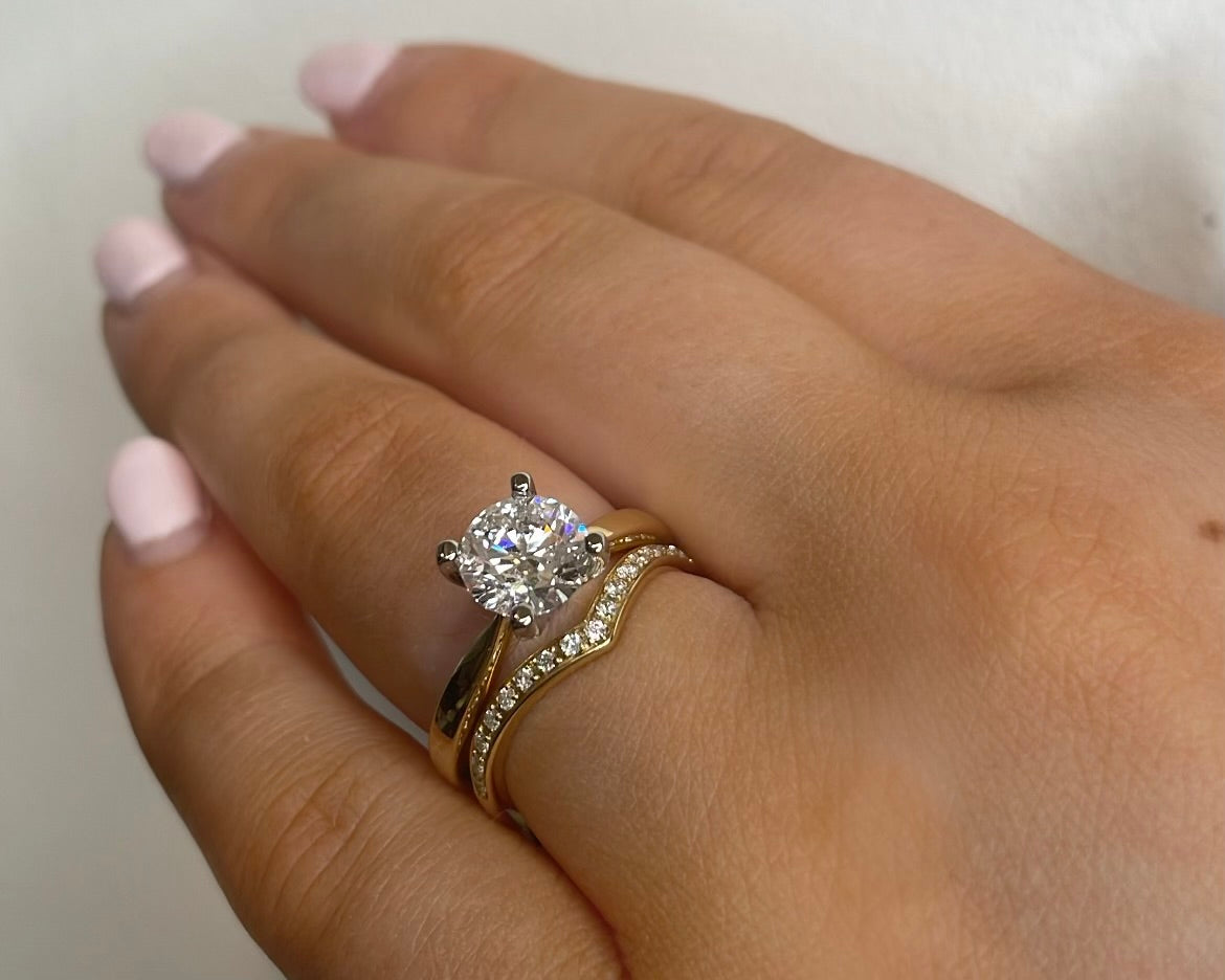 18ct Yellow Gold Chevron Diamond Wedding Band