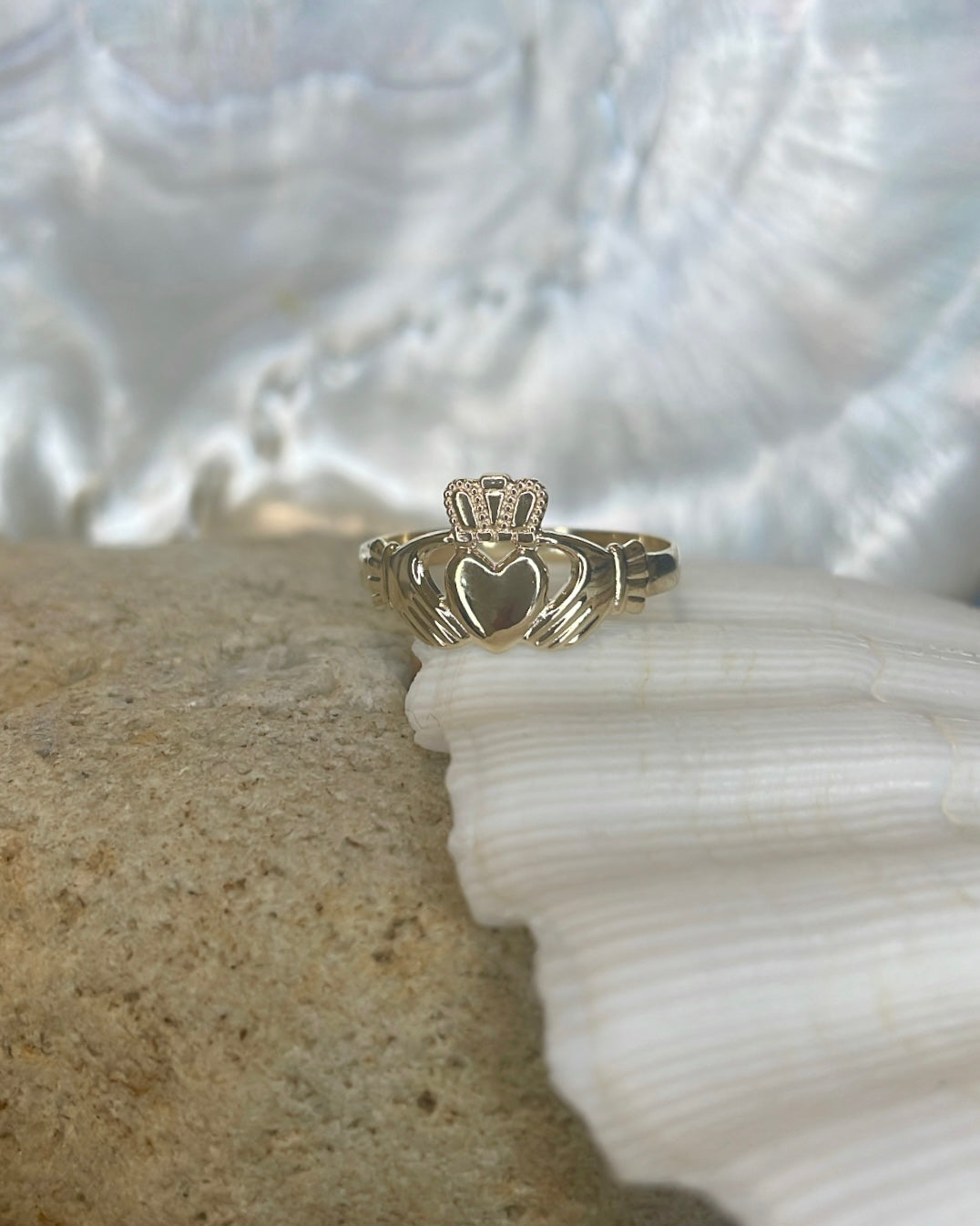 9ct Yellow Gold Lightweight Medium Claddagh Ring