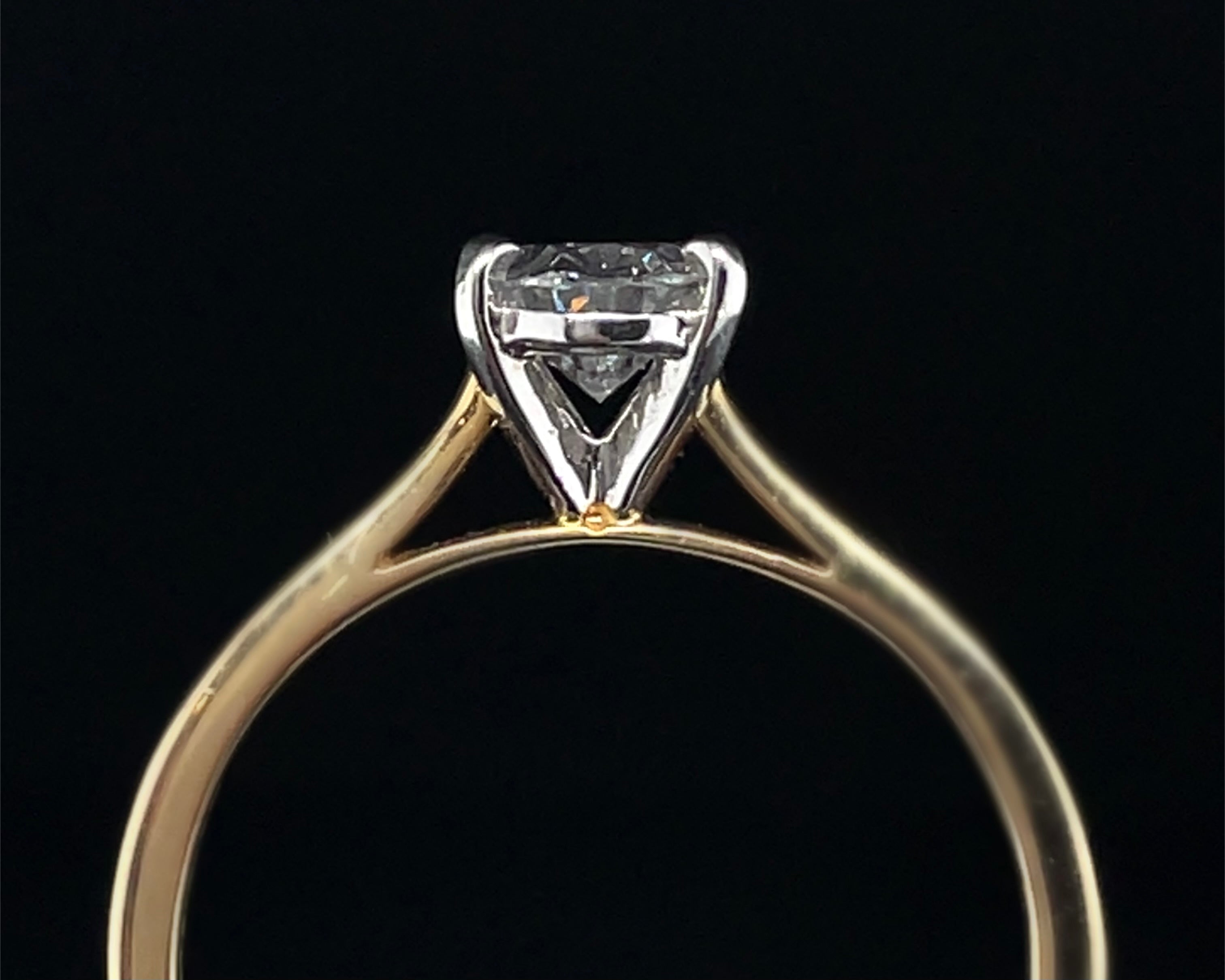 0.90ct Oval Diamond Solitaire Engagement Ring in 18ct Yellow Gold