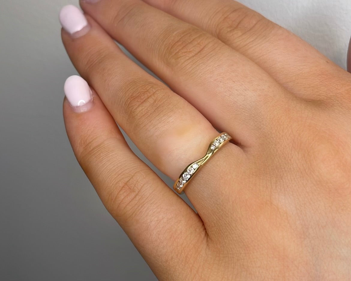18ct Yellow Gold Diamond Shaped Wedding Band