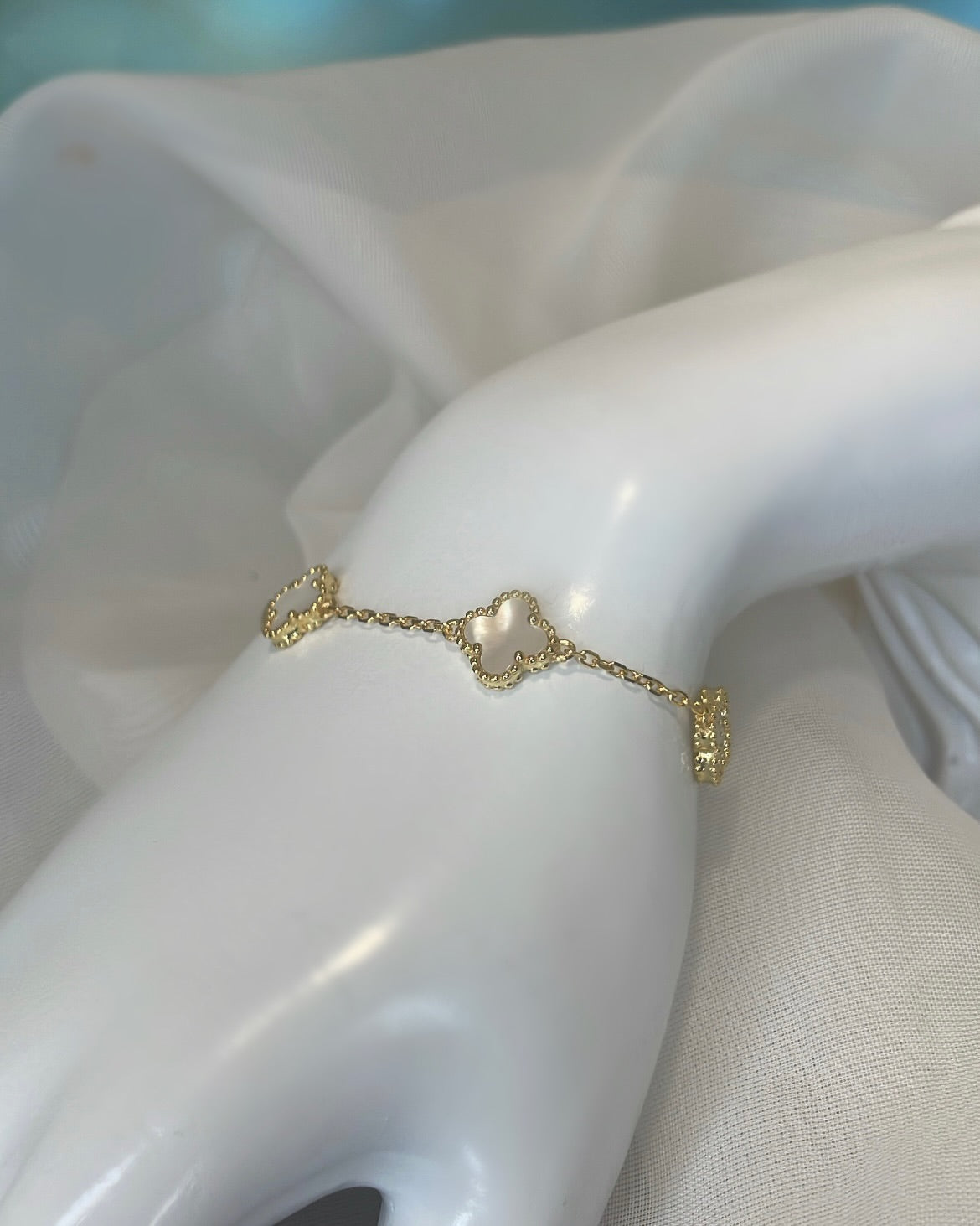 18ct Yellow Gold Plated Clover & Mother of Pearl Bracelet