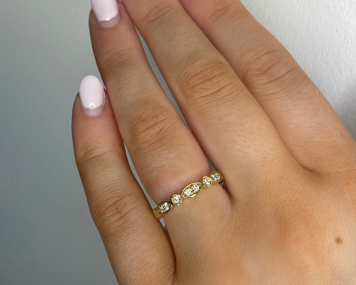 18ct Yellow Gold Scalloped Diamond Band