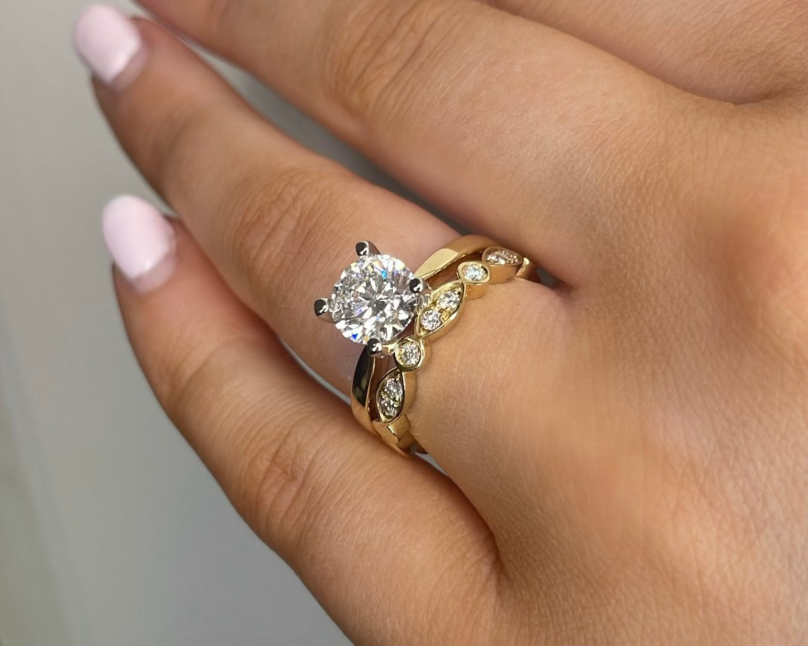 18ct Yellow Gold Scalloped Diamond Band
