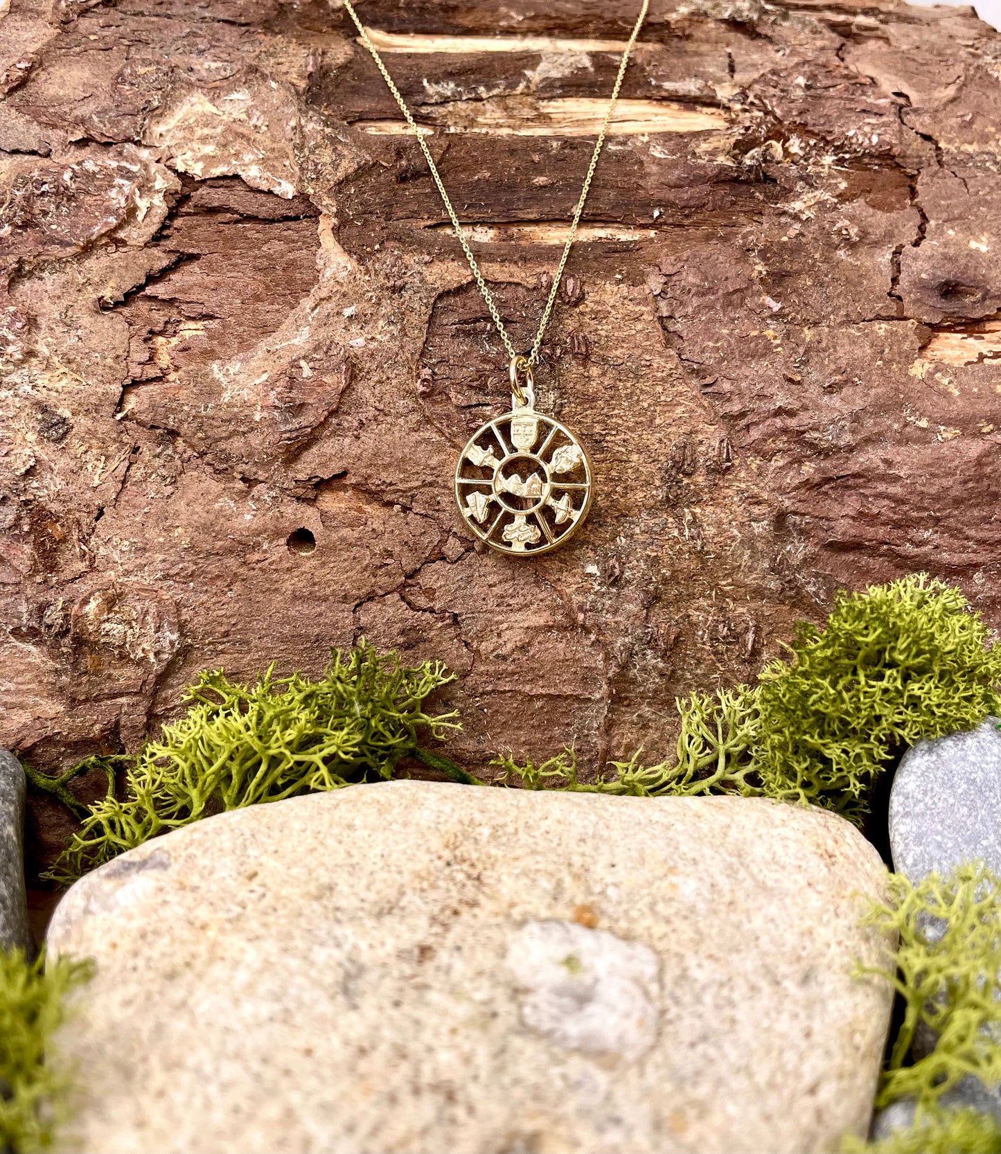 Story of Mayo 9ct OpenBack Pendant
