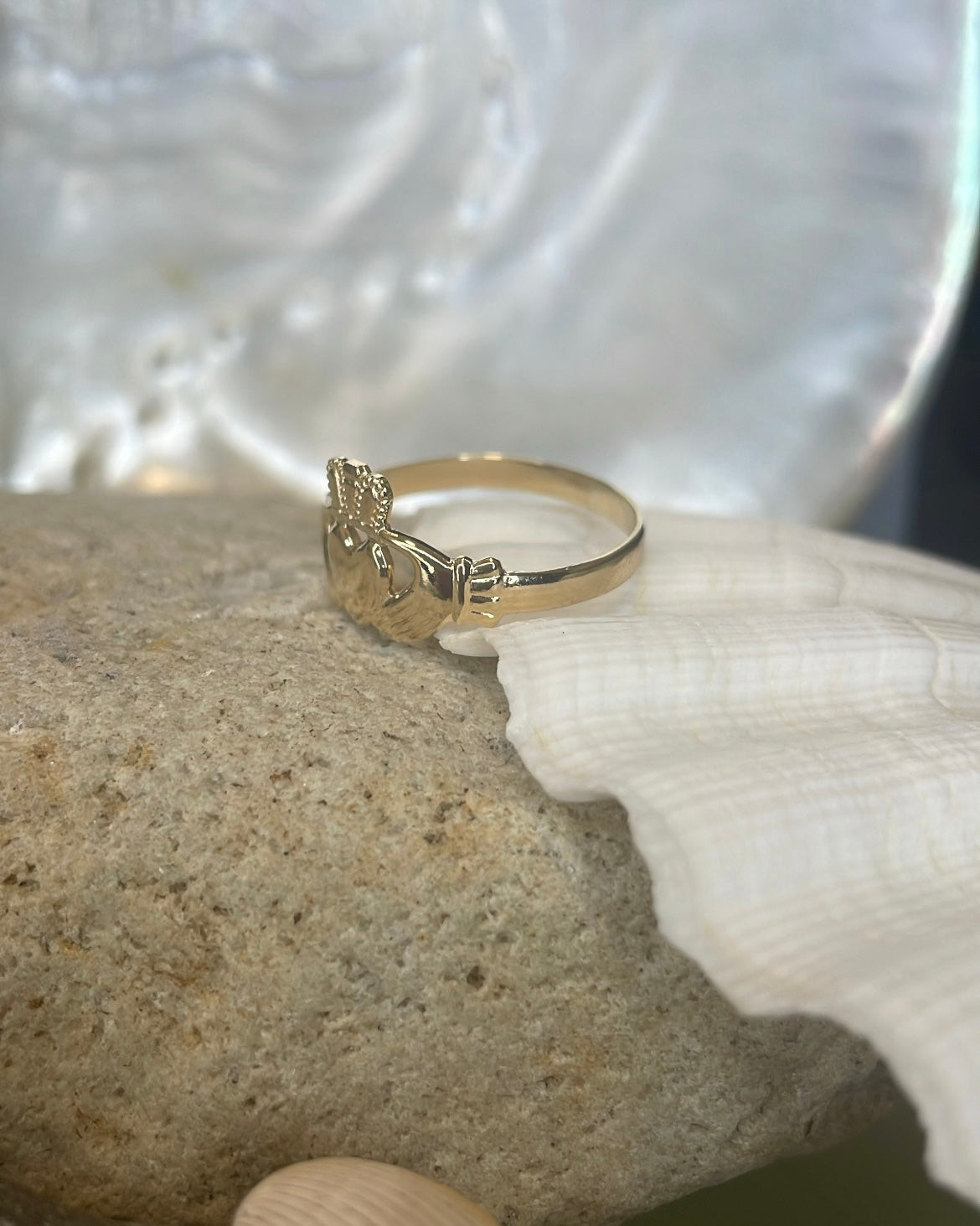 9ct Yellow Gold Lightweight Medium Claddagh Ring