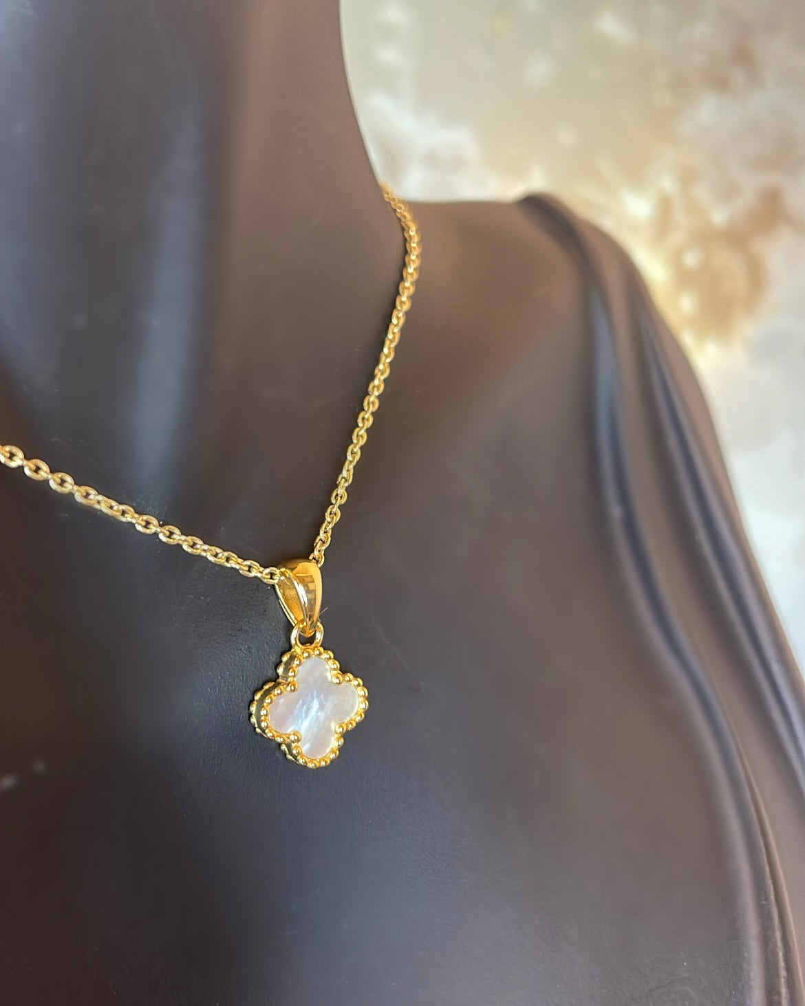 18ct Yellow Gold Plated Clover & Mother of Pearl Pendant