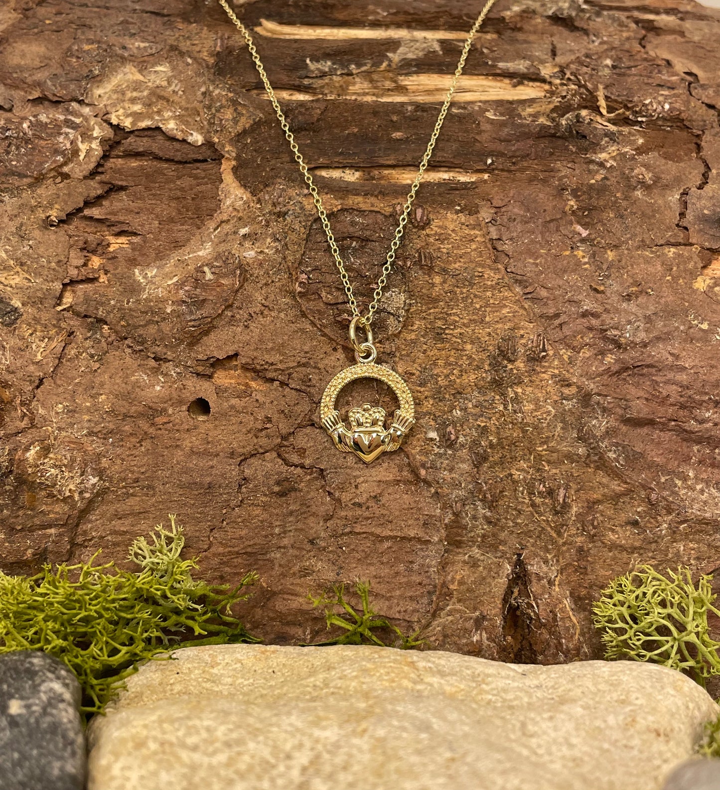 9ct Yellow Gold Embossed Claddagh Pendant