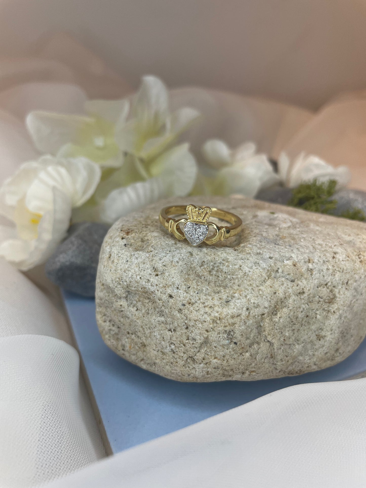 18ct Claddagh Pavé Diamond Ring