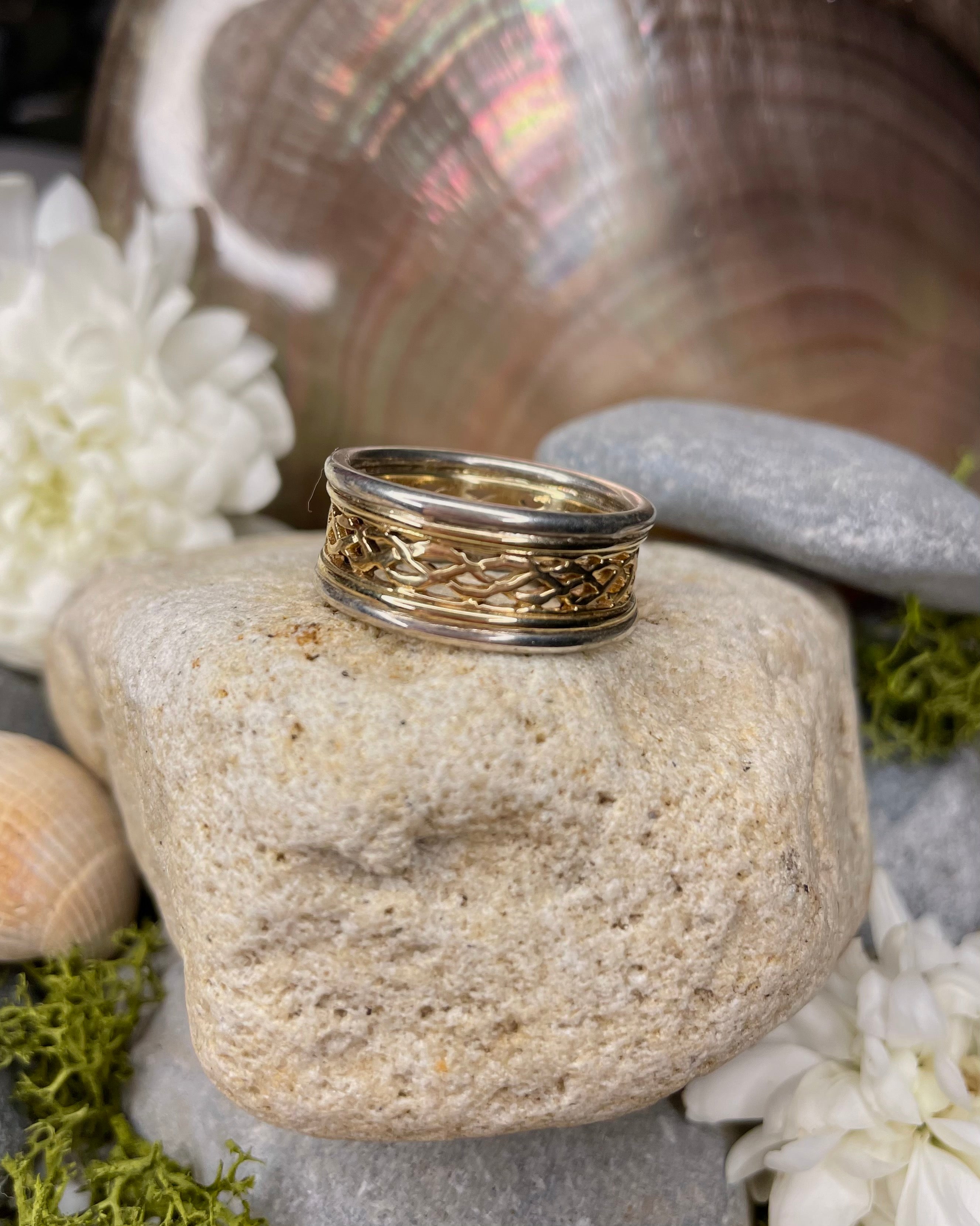 9ct Yellow Gold Celtic Knots Band with Silver Rim