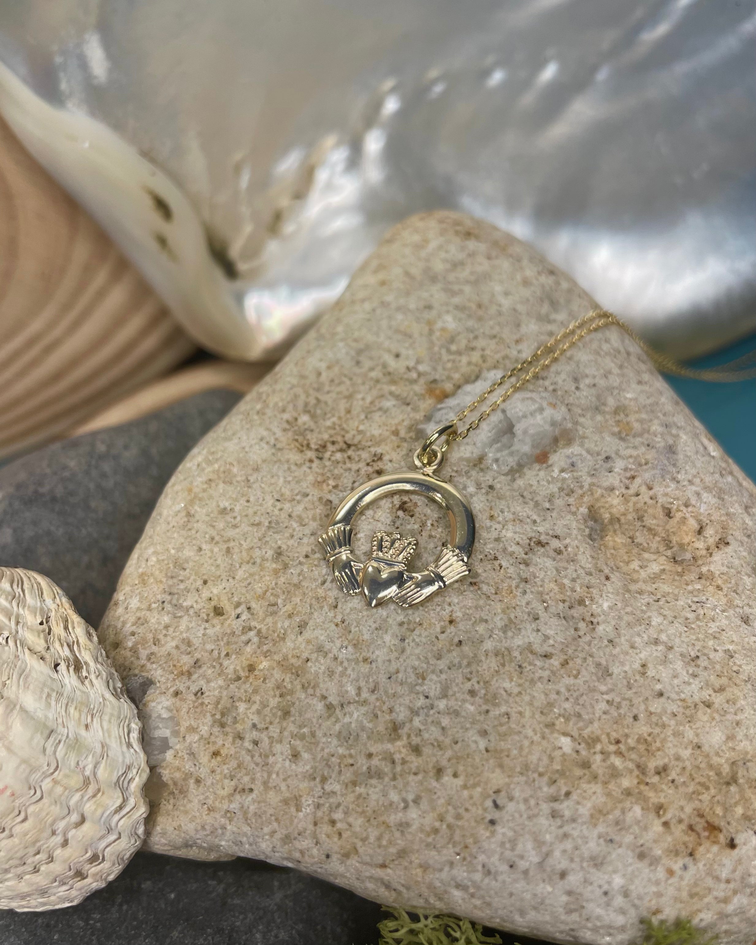 9ct Yellow Gold Claddagh Pendant