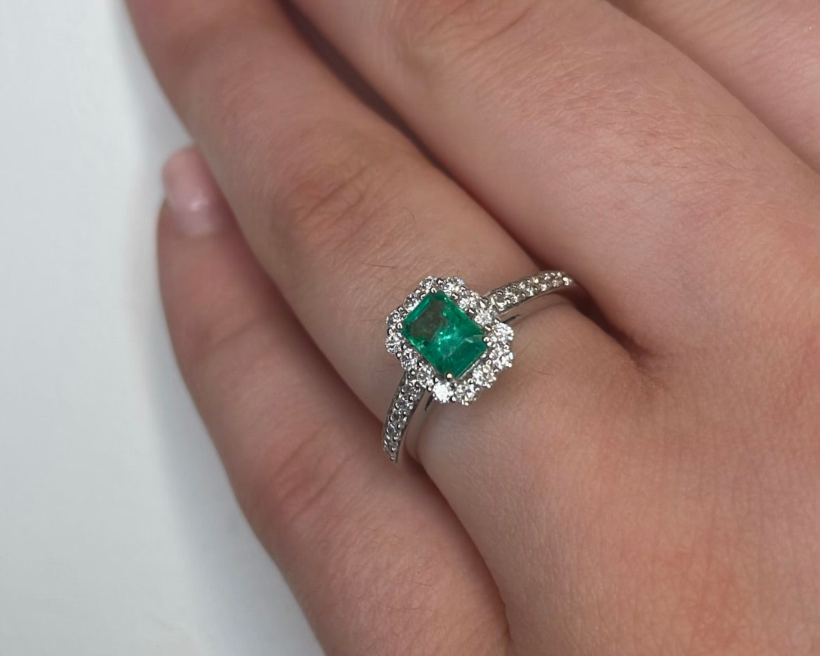 18ct White Gold Emerald and Cluster Diamond Ring