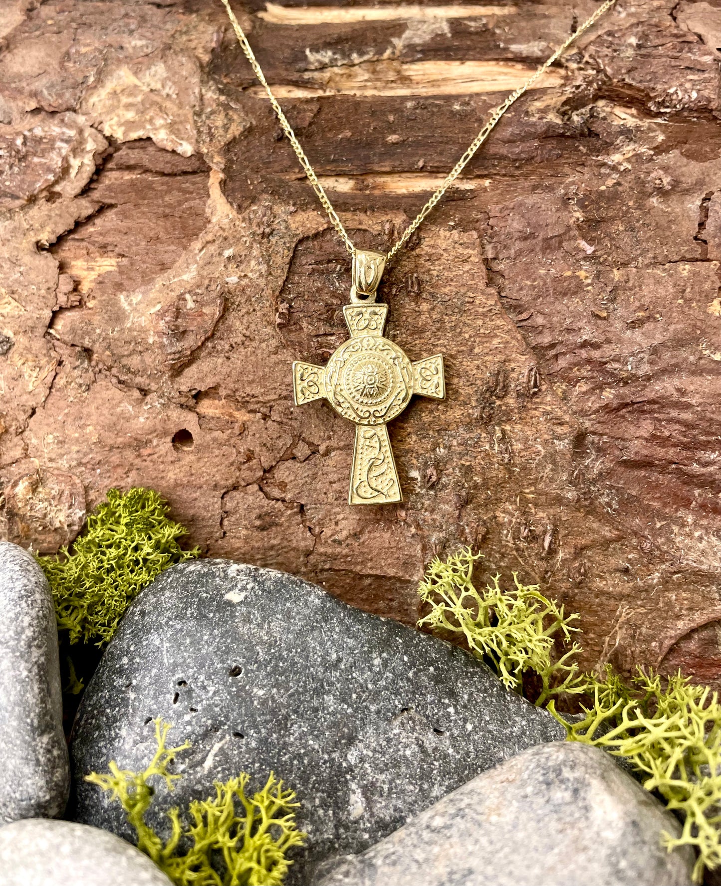 9ct Yellow Gold Embossed Cletic Cross