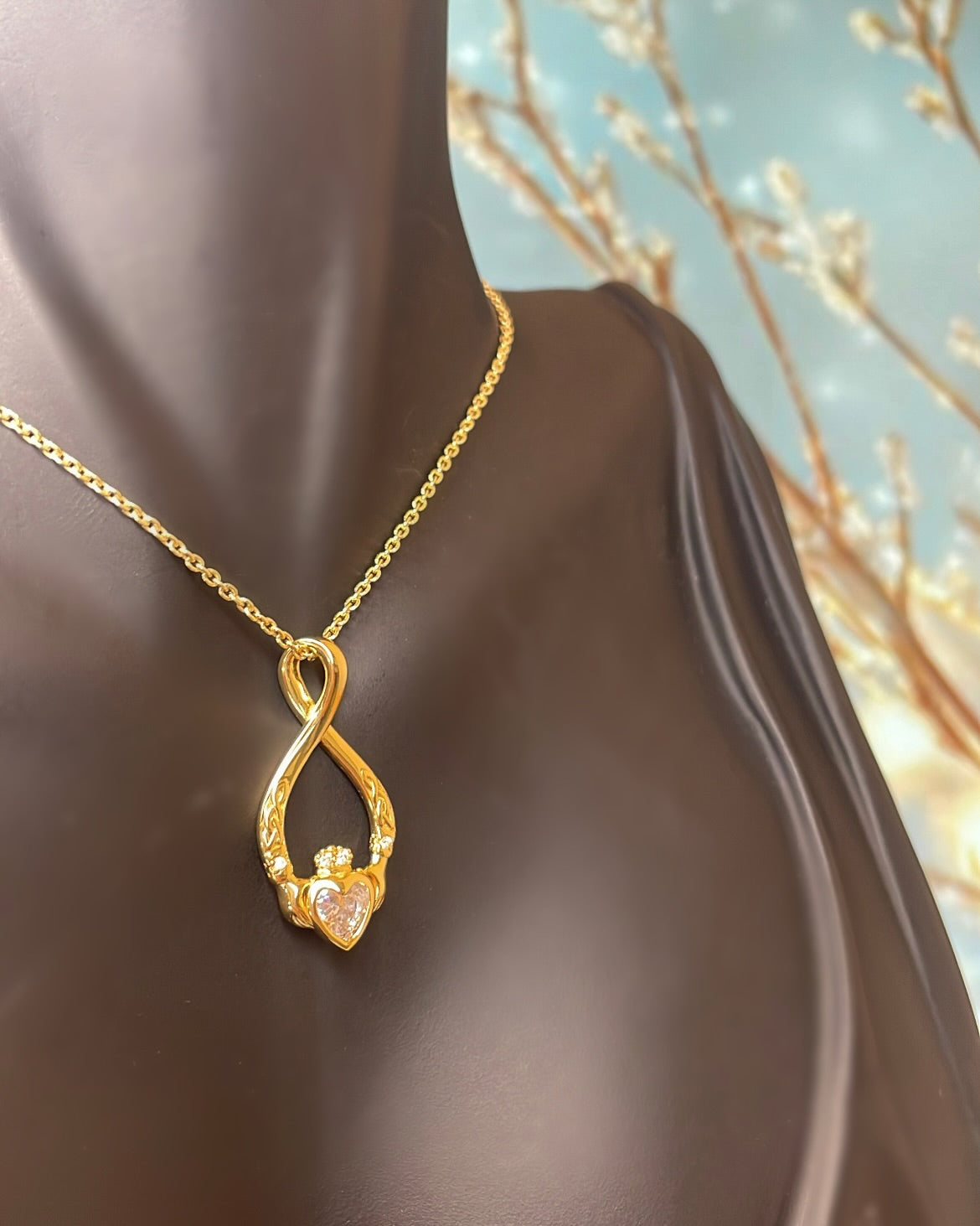 18ct Yellow Gold Plated Claddagh Twist Pendant