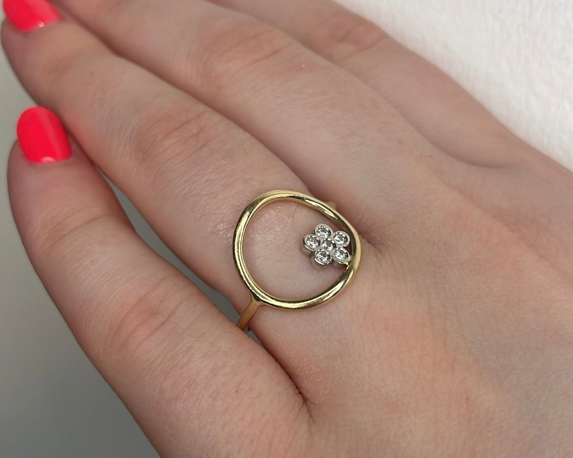 9ct Yellow Gold & Flower Diamond Oval Ring