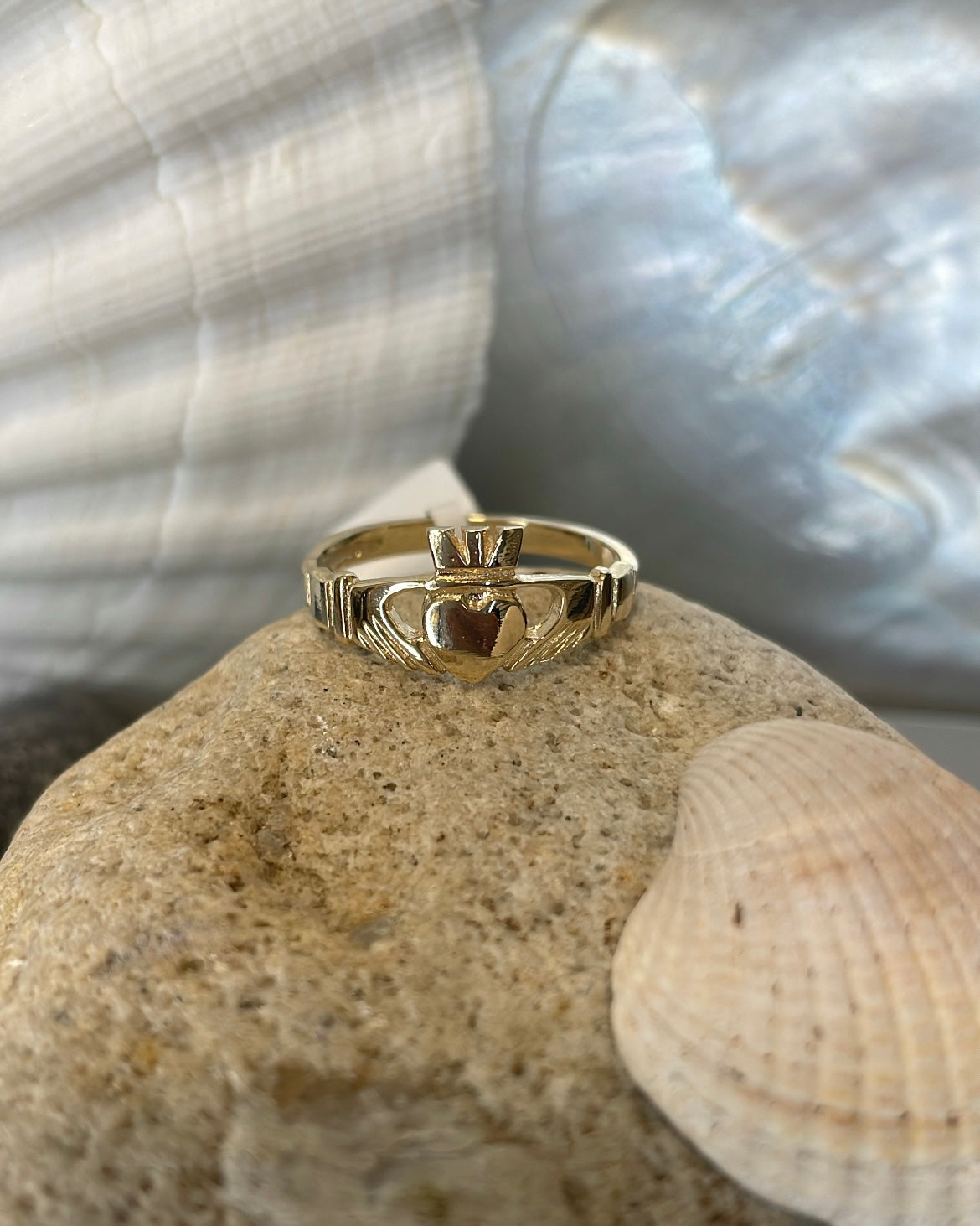 9ct Yellow Gold Medium Flat Ladies Claddagh