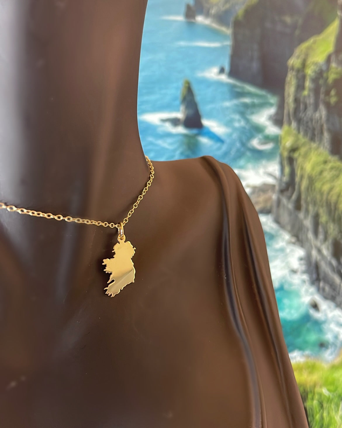 Light Small Map of Ireland 9ct Gold Pendant