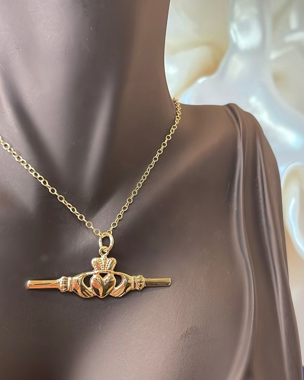 9ct Medium Gold Claddagh T-bar Pendant