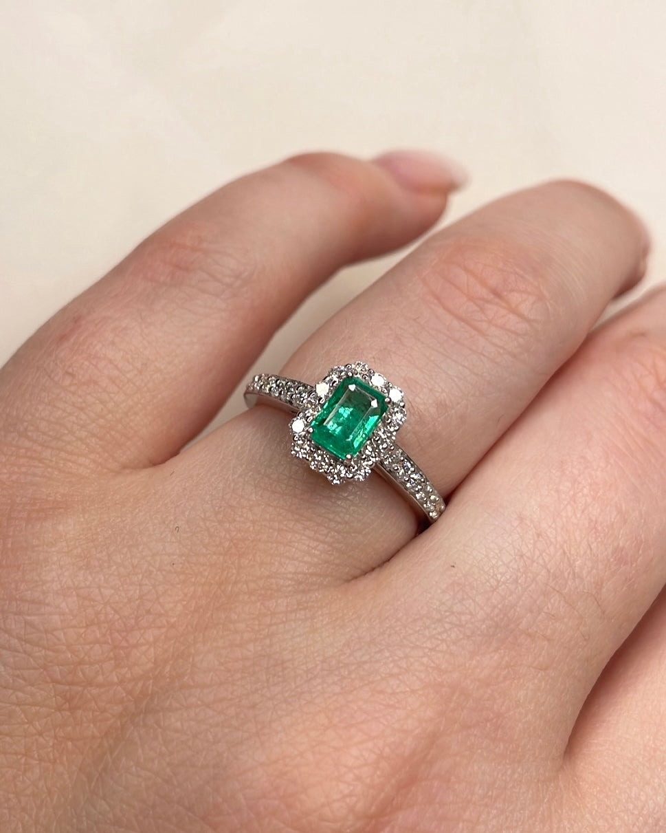 18ct White Gold Emerald and Cluster Diamond Ring