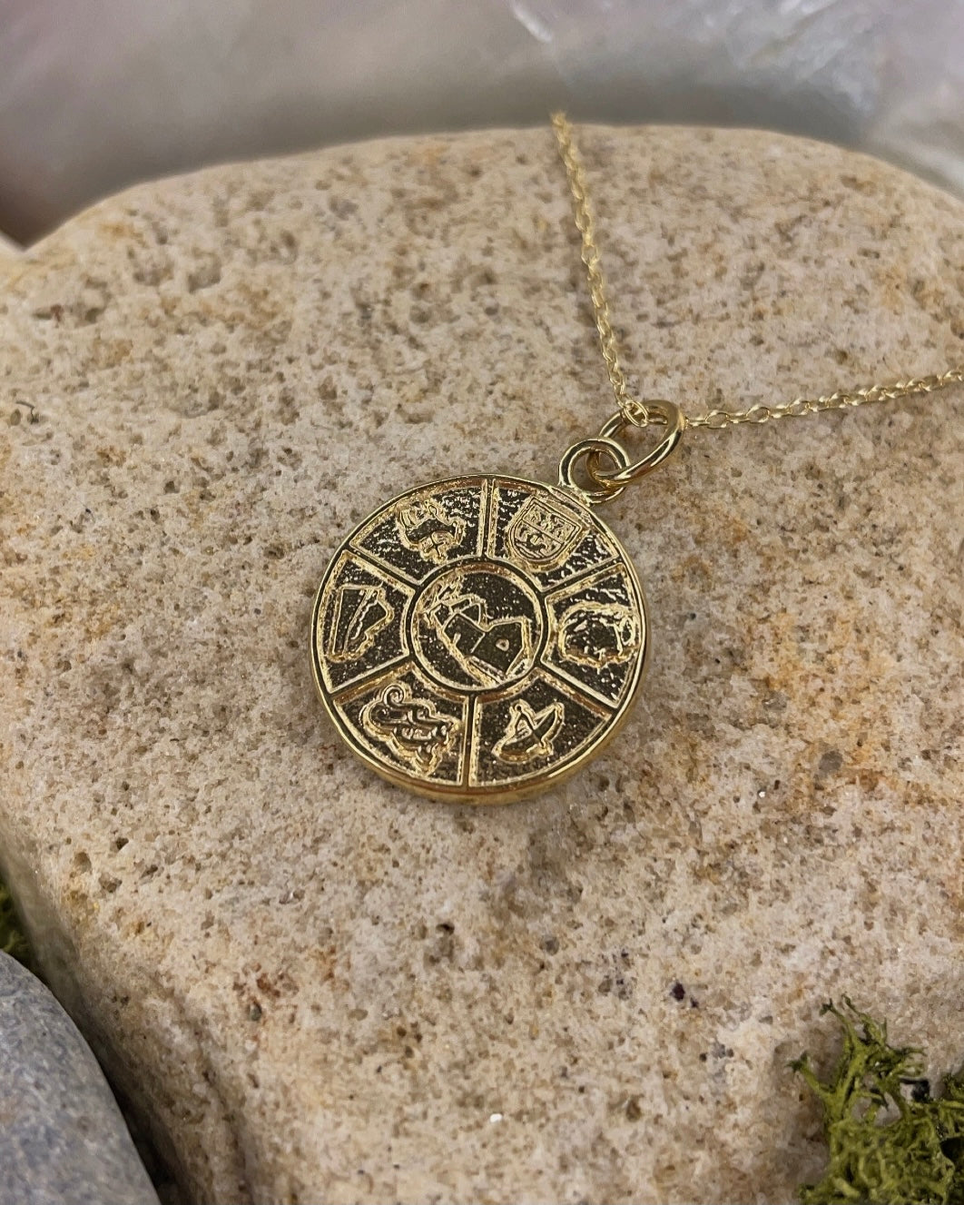 Story of Mayo 9ct Gold Closed-Back Pendant