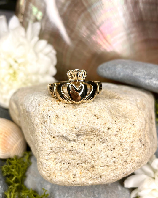 9ct Light Gold Claddagh Ring