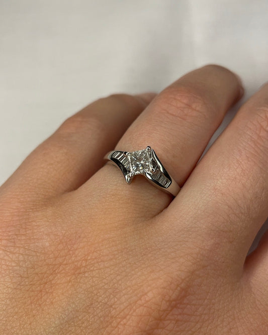 14ct Solitaire Twist Engagement Ring