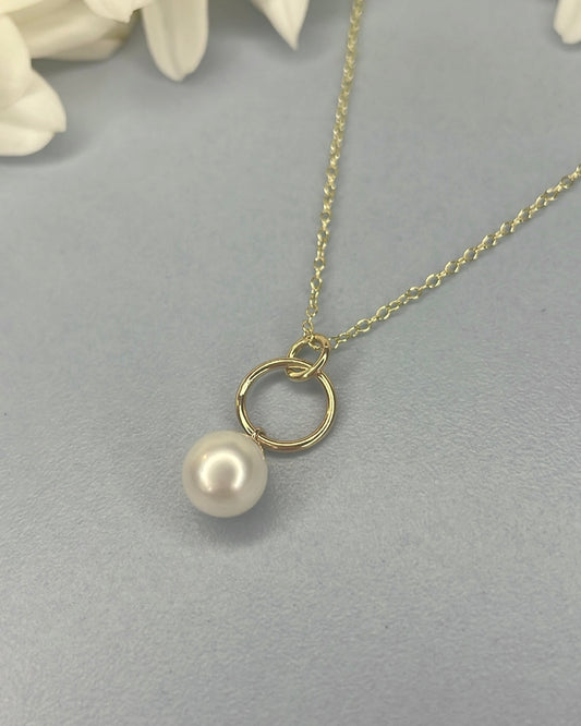 9ct Gold Circle Pendant with drop Pearl