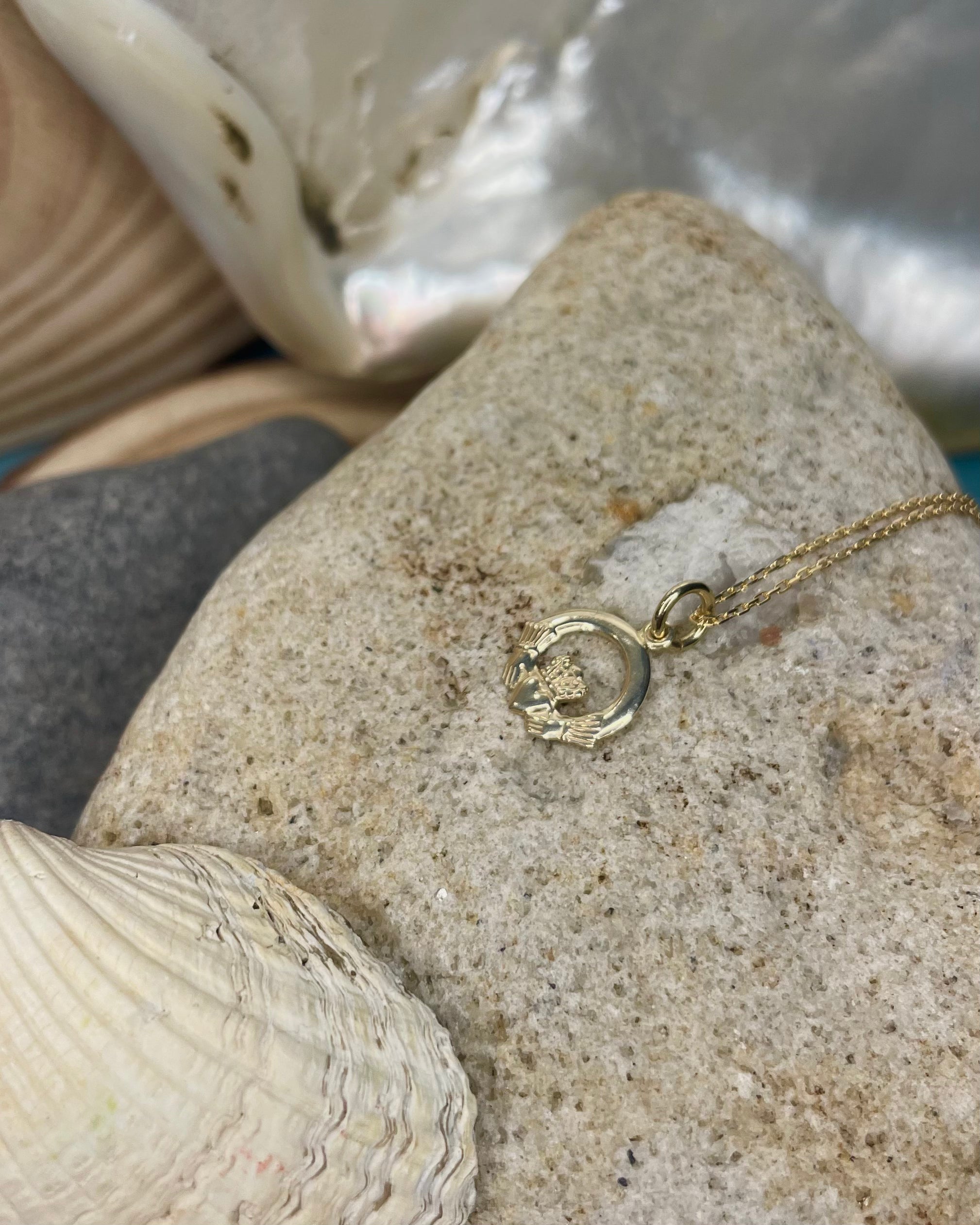 9ct Yellow Gold Claddagh Pendant