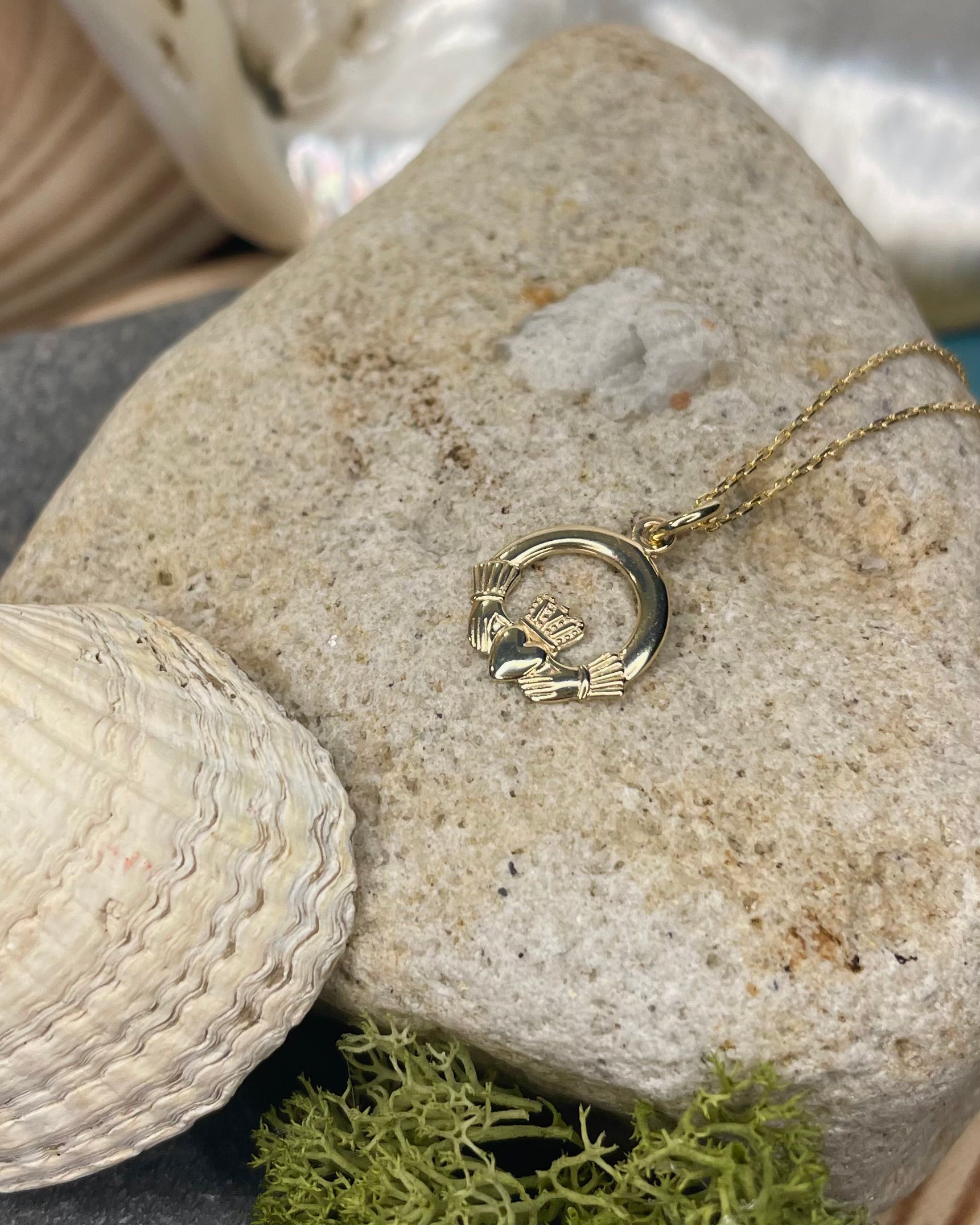 9ct Yellow Gold Claddagh Pendant